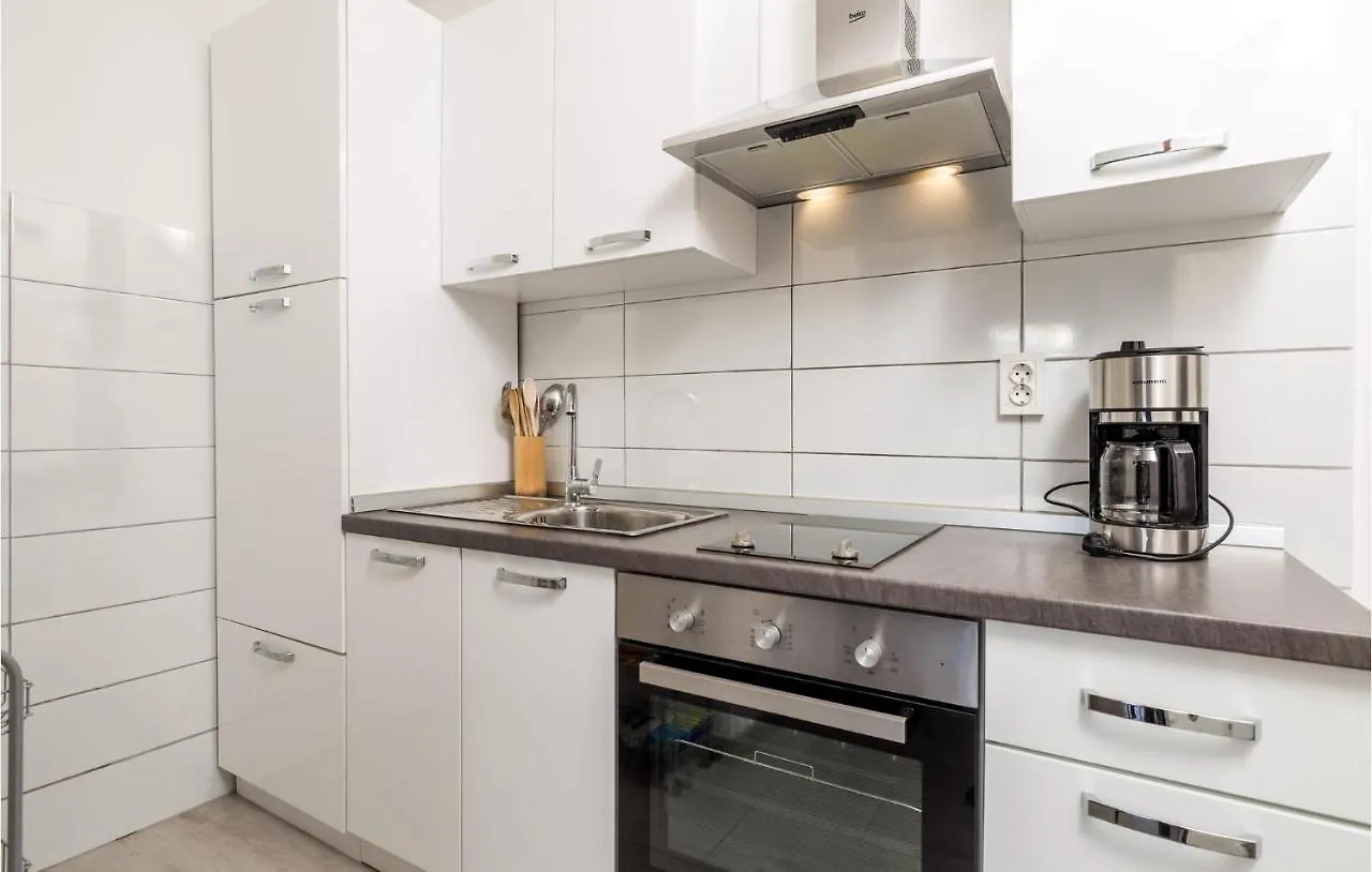 2 Bedroom Amazing Apartment In Cres