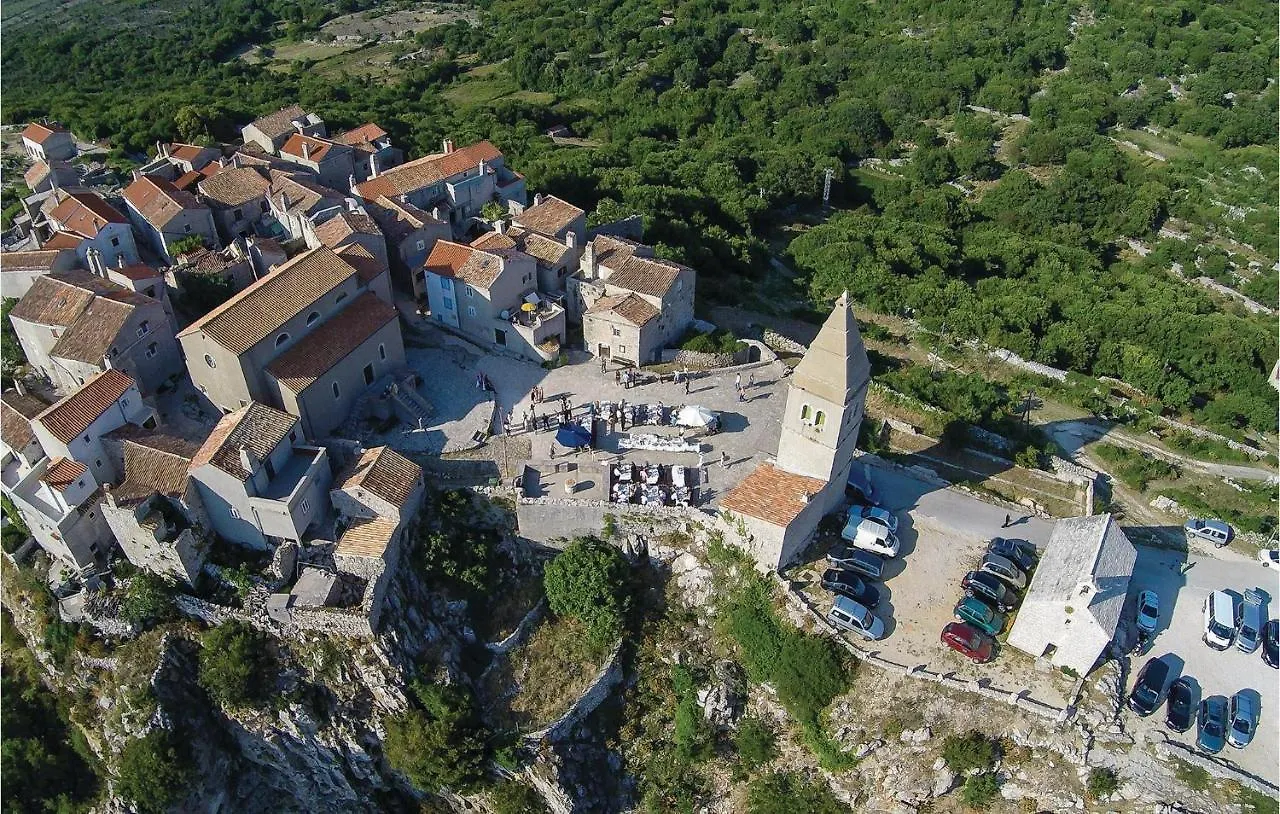 2 Bedroom Amazing Apartment In Cres