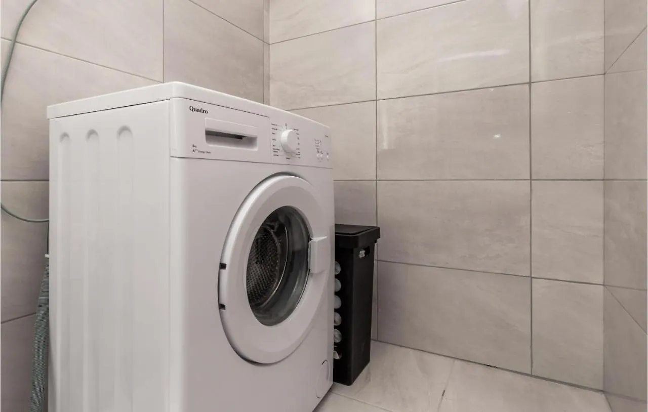 2 Bedroom Amazing Apartment In Cres