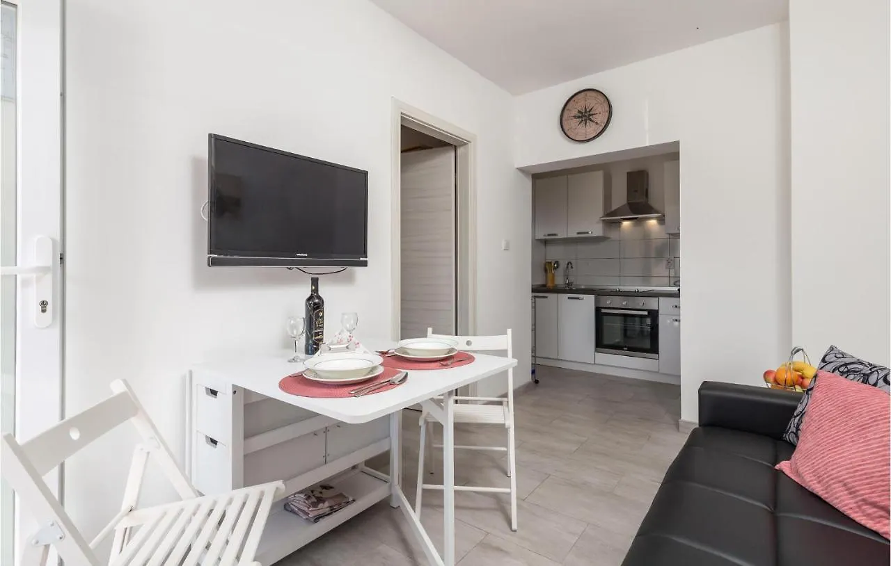 2 Bedroom Amazing Apartment In Cres