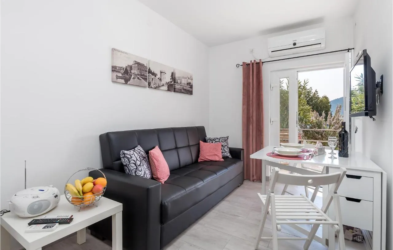 2 Bedroom Amazing Apartment In Cres
