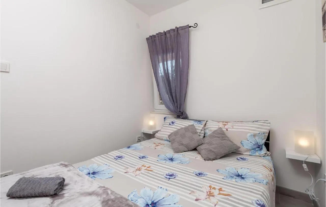 2 Bedroom Amazing Apartment In Cres