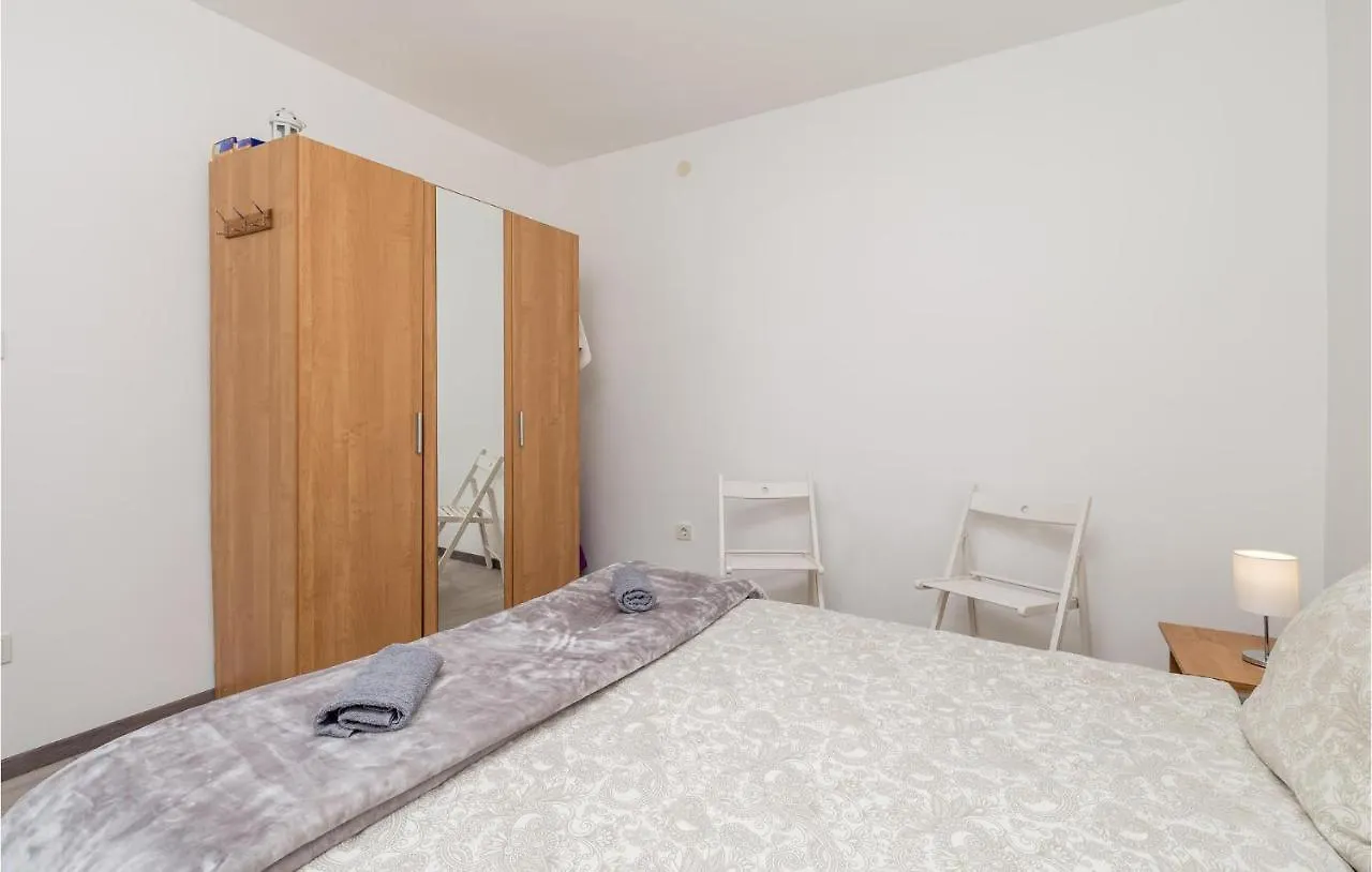 2 Bedroom Amazing Apartment In Cres 0*,