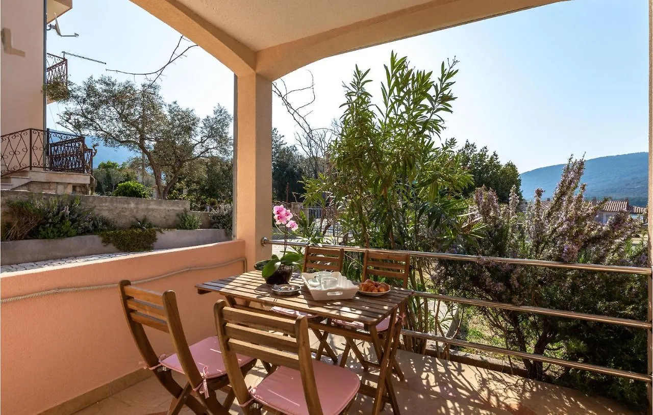 2 Bedroom Amazing Apartment In Cres