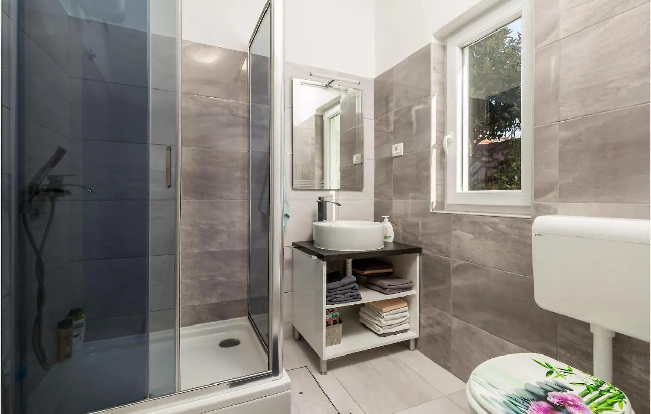2 Bedroom Amazing Apartment In Cres
