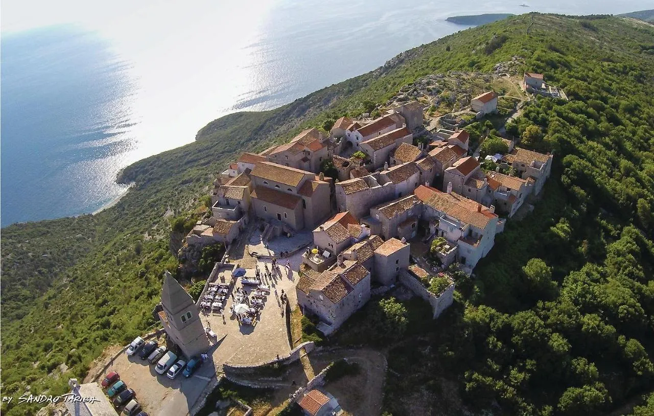 2 Bedroom Amazing Apartment In Cres